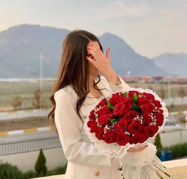 عکس پروفایل دست دختر با گل