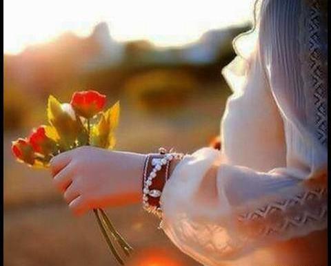 عکس پروفایل دست دختر با گل