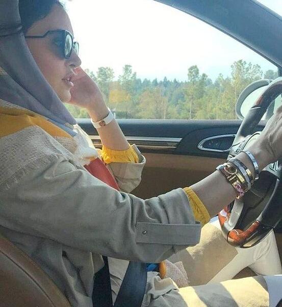 عکس پروفایل دست دختر روی فرمان ماشین