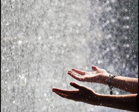 عکس دختر زیر باران برای پروفایل