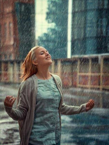 عکس دختر زیر باران برای پروفایل