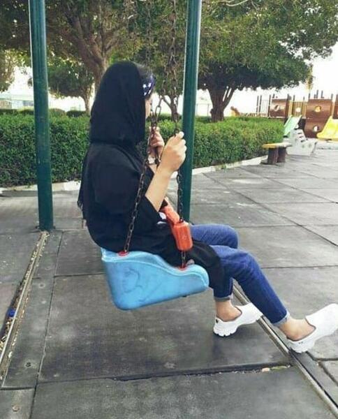 رویایی عکس دختر روی تاب برای پروفایل