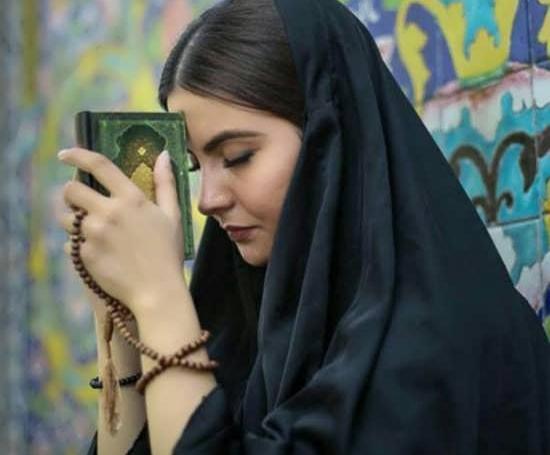 ژست عکس پروفایل دختر چادری در حرم امام رضا