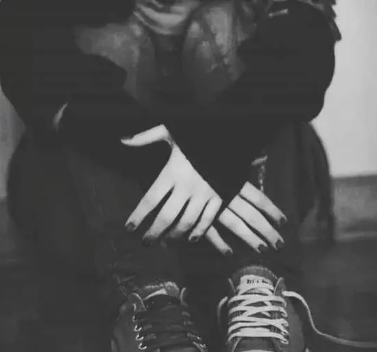 عکس تصویر زمینه گوشی دخترانه سیاه سفید