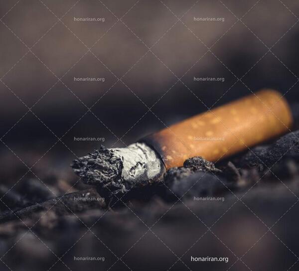 عکس سیاه سفید سیگاری