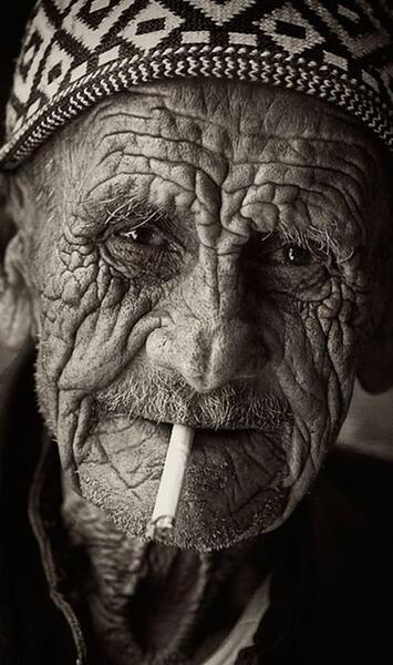 عکس سیاه سفید سیگاری