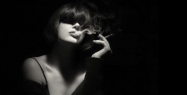 عکس سیاه سفید دختر سیگاری