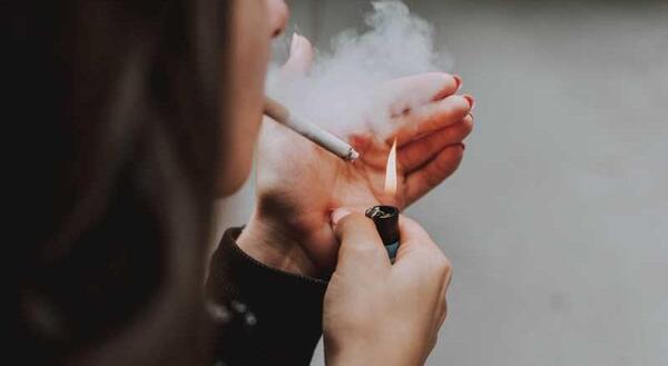 عکس سیاه سفید دختر سیگاری