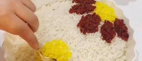 عکس تزیین برنج با زعفران و زرشک