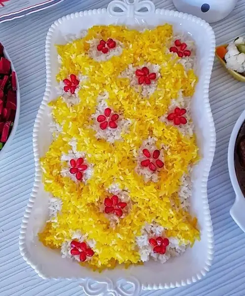 عکس تزیین برنج با زعفران و زرشک