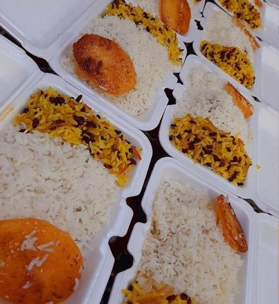 عکس زرشک پلو با مرغ در ظرف یکبار مصرف