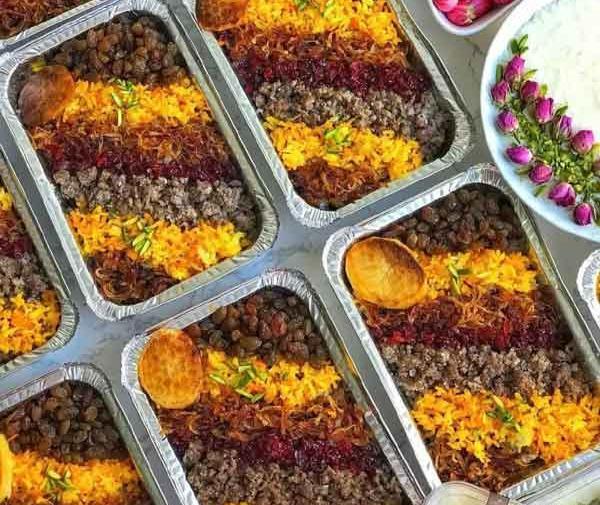 عکس زرشک پلو با مرغ در ظرف یکبار مصرف