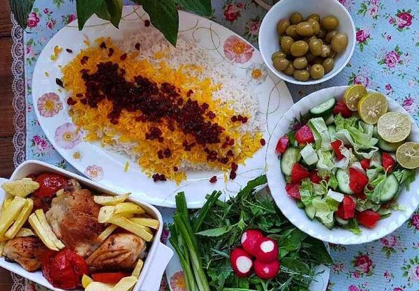 عکس زرشک پلو با مرغ در ظرف یکبار مصرف