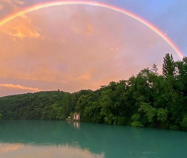 عکس رنگین کمان در باران