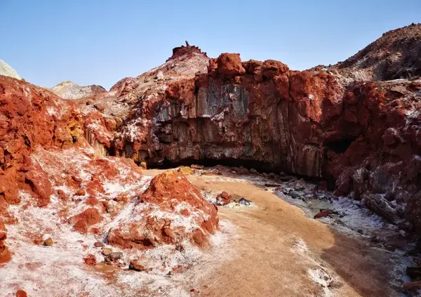 عکس غار رنگین کمان هرمز