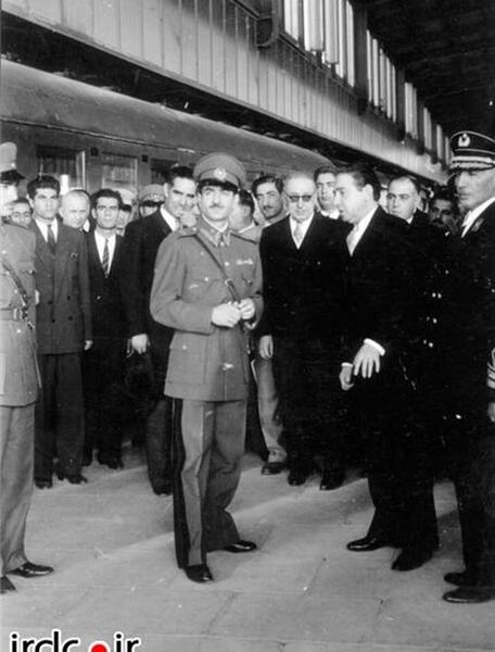 عکس رضا شاه با کت و شلوار