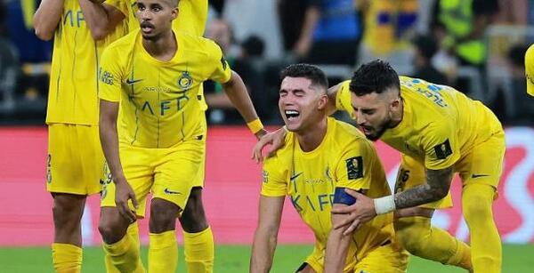 عکس رونالدو با جام عربستان