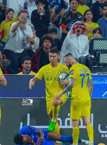 عکس رونالدو با جام عربستان