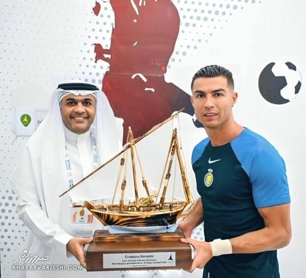 عکس رونالدو با جام عربستان