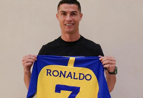 عکس رونالدو با جام النصر
