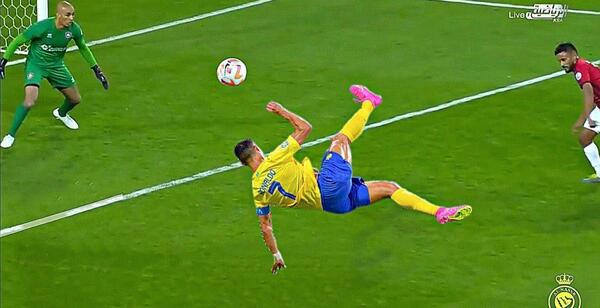 عکس رونالدو با جام النصر