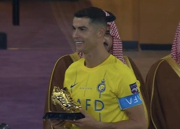 عکس رونالدو با جام طلا