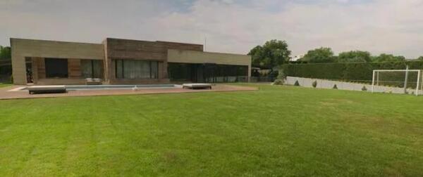 عکس رونالدو روی صندلی پادشاهی