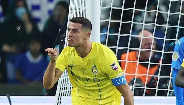 عکس رونالدو با جام در النصر