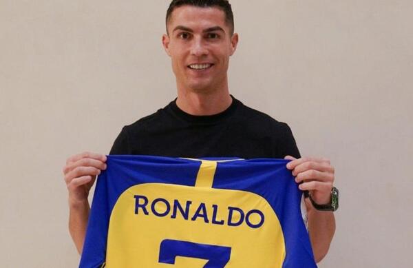 عکس رونالدو با جام در النصر
