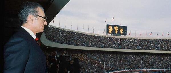 عکس محمدرضا شاه پهلوی با کت و شلوار