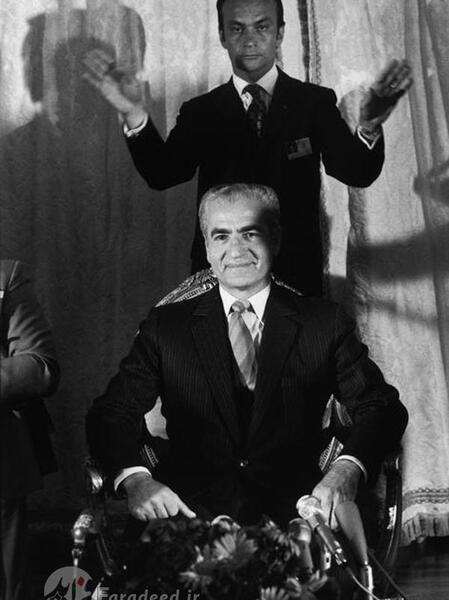 عکس محمدرضا شاه پهلوی با کت و شلوار