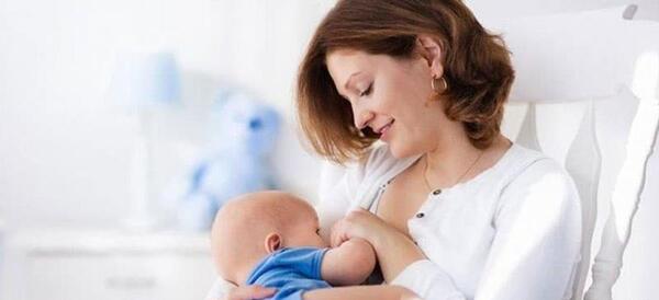 طریقه صحیح شیر دادن به نوزاد با عکس