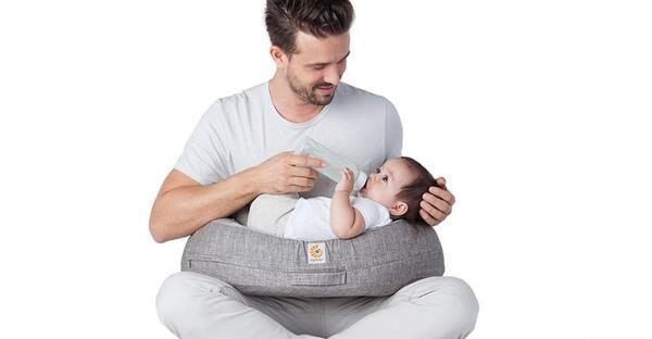 طریقه صحیح شیر دادن به نوزاد با عکس