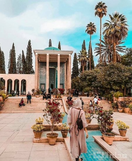 ژست عکس در حافظیه شیراز