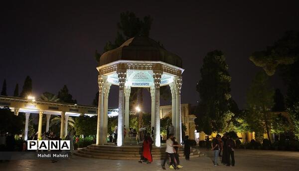 ژست عکس در حافظیه شیراز