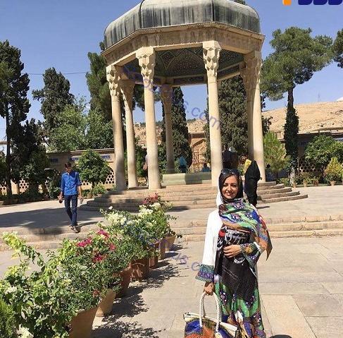 ژست عکس در حافظیه شیراز