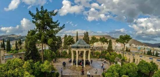 ژست عکس در حافظیه شیراز