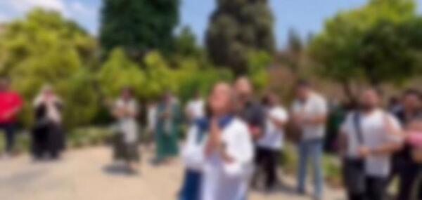 ژست عکس در حافظیه شیراز