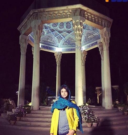 ژست عکس در حافظیه شیراز