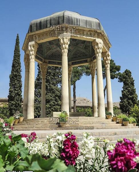ژست عکس در حافظیه شیراز