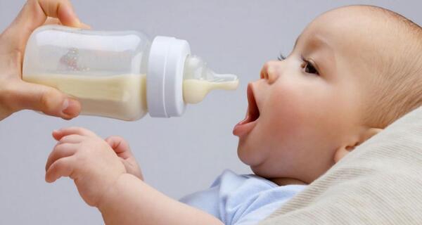 عکس نوزاد در حال شیر خوردن