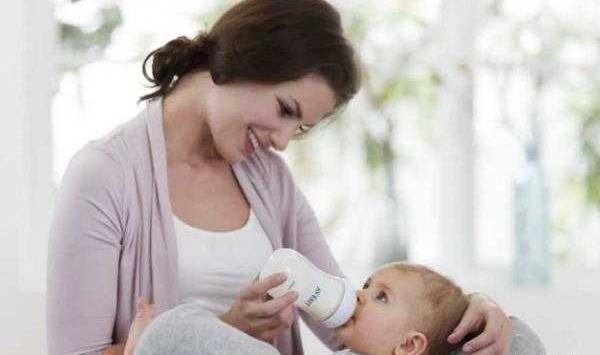 عکس نوزاد در حال شیر خوردن