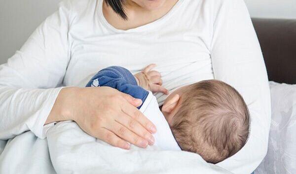 عکس نوزاد در حال شیر خوردن