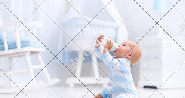 عکس نوزاد در حال شیر خوردن