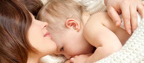 عکس نوزاد در حال شیر خوردن