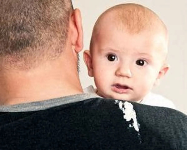 عکس نوزاد در حال شیر خوردن