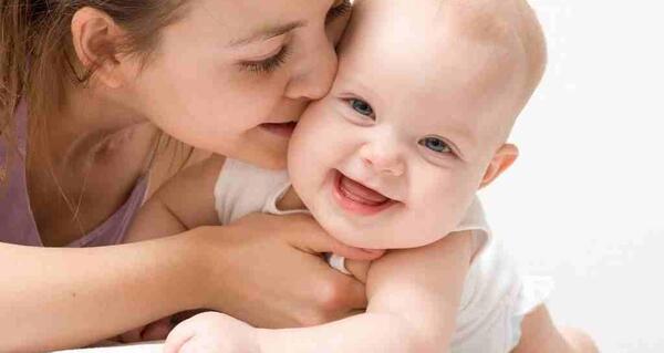 عکس نوزاد در حال شیر خوردن