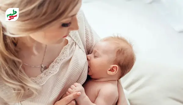 عکس نوزاد در حال شیر خوردن