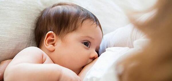 عکس نوزاد در حال شیر خوردن
