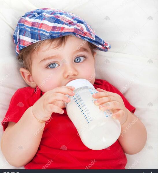 عکس نوزاد در حال شیر خوردن